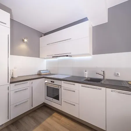 Appartement Secret Garden 150 M From The By Renters